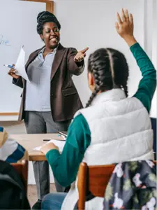 Élèves d'un collège réunionnais travaillant en autonomie